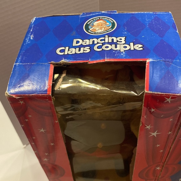 Dancing Claus Couple Figurines - Picture 10 of 12